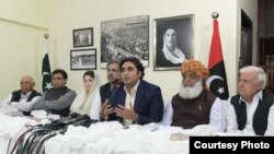 افطار اجلاس کے بعد سیاسی رہنما نیوز کانفرنس سے خطاب کر رہے ہیں