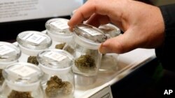 Različite sorte marihuane izložene za prodaju u Vormlend centru, dispanzeru za medicinsku marihuanu u Mil Beju, Britanska Kolumbija na ostrvu Vankuver, u Kanadi, 24. septembra 2018.