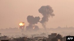 Vatra se uzdiže nakon izraelskog vazdušnog udara u Kan Junisu, u južnom delu Pojasa Gaze, 11. maha 2021. (Foto: AFP, Said Katib)