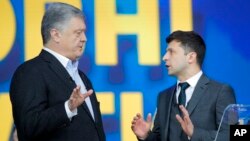 Presiden Ukraina Petro Poroshenko (kiri) pada acara debat dengan penantangnya, bintang komedi Volodymyr Zelenskiy di ibu kota Kyiv (19/4). 