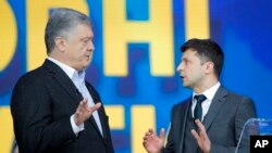 ប្រធានាធិបតី​អ៊ុយក្រែន Petro Poroshenko (ឆ្វេង) និង​បេក្ខជន​ប្រធានាធិបតី​ពីគណបក្ស​ប្រឆាំង លោក Volodymyr Zelenskiy ជជែក​នៅ​លើ​កញ្ចក់​ទូរទស្សន៍​ នៅ​កីឡដ្ឋាន​អន្តរជាតិអូឡាំពិក ក្នុង​ទីក្រុង​កៀវ ប្រទេស​អ៊ុយក្រែន កាល​ពី​ថ្ងៃ​ទី​១៩ មេសា ២០១៩។