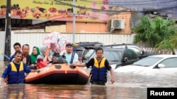 ក្រុម​ជួយ​សង្គ្រោះ​កំពុង​ជម្លៀស​ពលរដ្ឋ​ក្នុង​មូលដ្ឋាន​នៅ​លើ​ទូក​ខ្យល់​ ក្នុង​ពេល​មាន​ជនន់​ទឹក​ភ្លៀង​ នៅ​ទីក្រុង Bekasi ក្បែរ​រដ្ឋ​ធានី​ហ្សាការតា ប្រទេស​ឥណ្ឌូ​នេស៊ី កាល​ពី​ថ្ងៃ​ទី​១ មករា ២០២០។