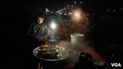 کودکی در شهر کابل سوپ گوشت مرغ می‌فروشد 