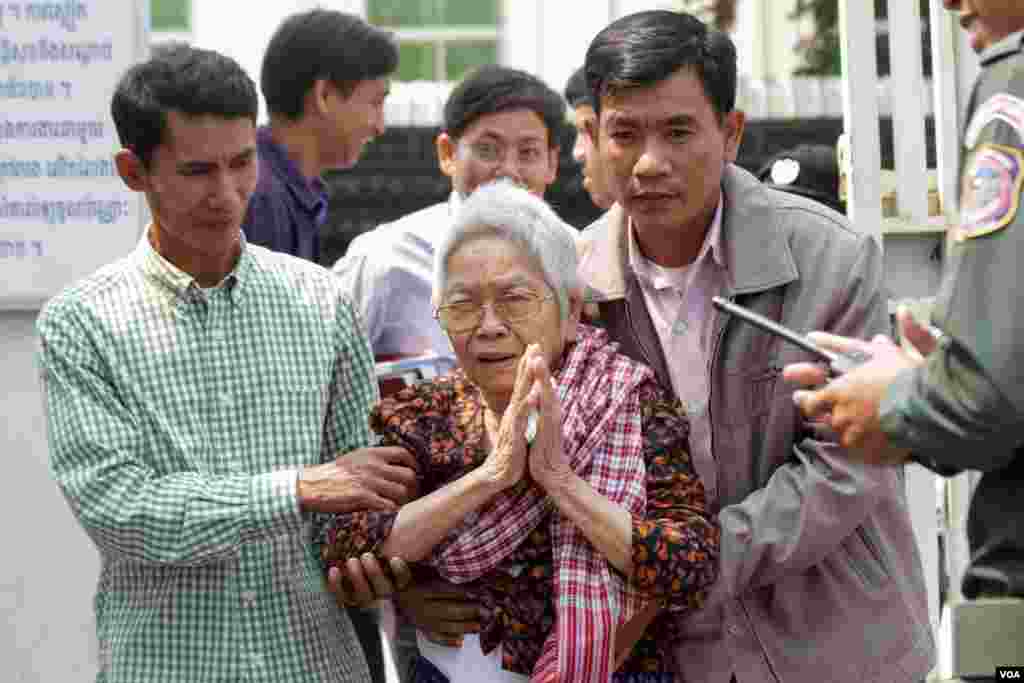 ម្តាយ​លោក​ កឹម សុខា ឈ្មោះ​លោក​យាយ​ សៅ ង៉ែត ត្រូវ​បាន​គ្រា​ចេញ​ពី​បរិវេណ​សាលាឧទ្ធរណ៍​ បន្ទាប់​ពី​យក​ម្ហូប​ទៅ​ឲ្យ​លោក​ កឹម​ សុខា លោក​ កឹម​ សុខា​ ក្រោយ​ពី​លោក​ត្រូវ​បាន​នាំ​ខ្លួន​ ចូល​មក​ចូលរួម​សវនាការ​នៃ​បណ្ដឹង​សុំ​នៅ​ក្រៅ​ឃុំ​ កាល​ពី​ថ្ងៃ​ទី​១ ខែ​កុម្ភៈ​ ឆ្នាំ​២០១៨។ (ខាន់​ សុគុំមនោ/VOA)