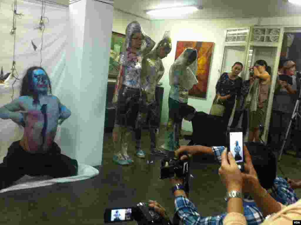 កម្មវិធី​សម្តែង​សិល្បៈ​ក្នុង​ការ​បិទ​ពិព័រណ៍​ដែល​មាន​ឈ្មោះ​ថា​ &laquo;គ្មាន​ព្រំ​ដែន&raquo;។