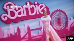 นักแสดงหญิงออสเตรเลีย มาร์โก ร็อบบี โพสต์ภาพด้านหน้าพรมชมพู ก่อนรอบปฐมทัศน์เรื่องบาร์บี้ ที่กรุงลอนดอน เมื่อ 12 กรกฎาคม 2023