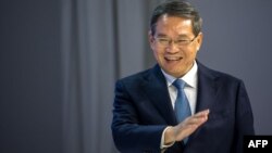 Perdana Menteri China Li Qiang tiba pada pertemuan tahunan Forum Ekonomi Dunia (WEF) di Davos pada 16 Januari 2024. (Foto: AFP)