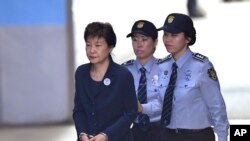 Mantan Presiden Korea Selatan Park Geun-hye tiba di Pengadilan Pusat, Seoul, Kamis, 25 Mei 2017. (Jung Yeon-je/Pool Photo via AP)