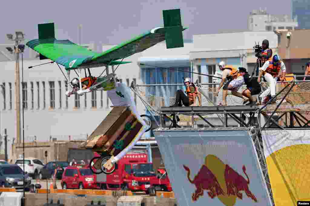 ​បេក្ខជន​ម្នាក់​កំពុង​បញ្ជា​យាន្ត​ហោះ​ផលិត​ដោយ​ខ្លួន​ឯង​មួយ ក្នុង​កម្មវិធី​ប្រកួត​យាន្តហោះ​ Red Bull Flugtag ប្រចាំ​ឆ្នាំ ២០២២ នៅ​ក្រុង Taichung កោះ​តៃវ៉ាន់។