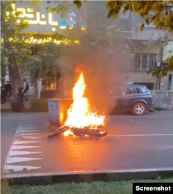 آتش زدن یک موتورسیکلت نیروهای یگان ویژه در تهران