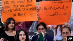 Aktivis perempuan Kurdi saat protes terkait kematian Mahsa Amini Iran di Iran, di Lapangan Martir di pusat kota Beirut, Lebanon, Rabu, 21 September 2022. (Foto: AP)