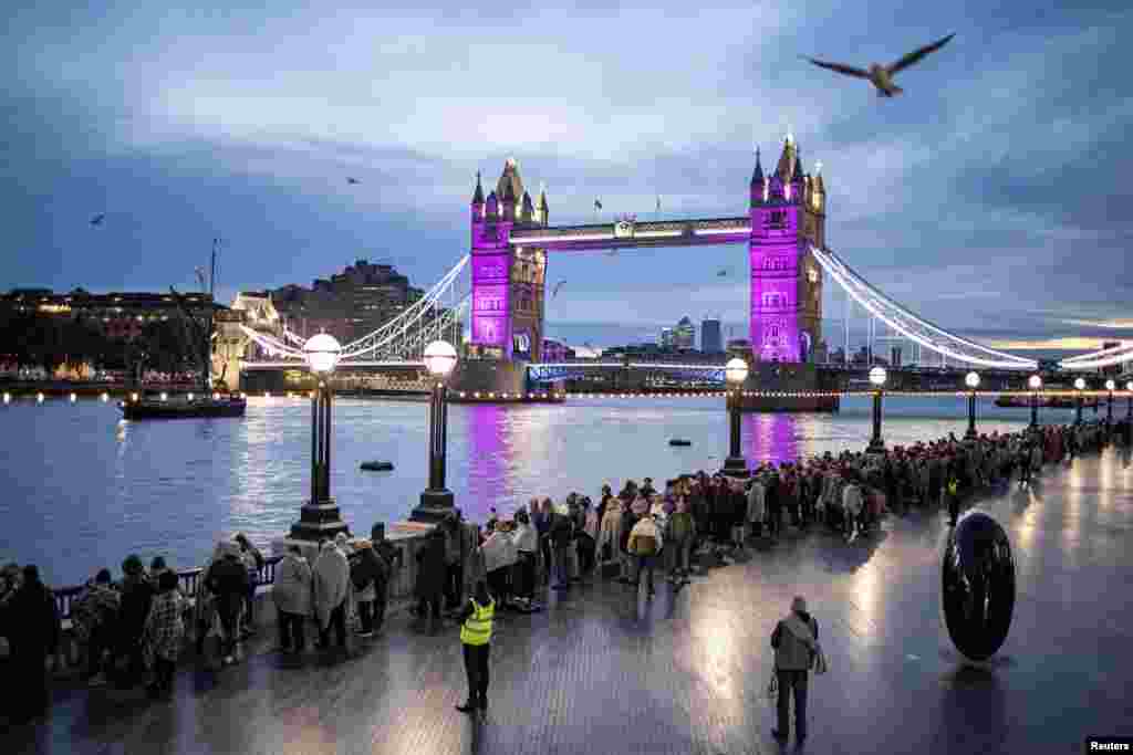 People queue to pay their respects to Britain&#39;s Queen Elizabeth in London, Sept.18, 2022.
