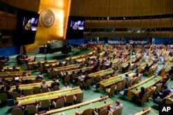 Presiden Ukraina Volodymyr Zelenskyy berpidato di sesi ke-77 Majelis Umum PBB, 21 September 2022, di markas besar PBB. (Foto: AP/Julia Nikhinson)