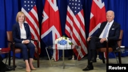 조 바이든 미국 대통령(오른쪽)과 리즈 트러스 영국 총리가 21일 유엔총회가 열리는 뉴욕에서 회담했다.