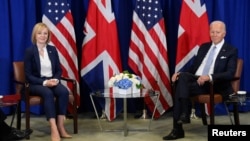 នាយករដ្ឋមន្ត្រី​ថ្មី​នៃ​ចក្រភព​អង់គ្លេស​អ្នកស្រី Liz Truss និង​ប្រធានាធិបតី​សហរដ្ឋ​អាមេរិក​លោក Joe Biden ជួប​ពិភាក្សា​ទ្វេភាគី​​នៅ​ក្នុង​អំឡុង​មហាសន្និបាត​​អង្គការ​សហប្រជាជាតិ​លើក​ទី​៧៧ នៅ​ទីក្រុង New York កាល​ពី​ថ្ងៃ​ទី​២១ ខែ​កញ្ញា ឆ្នាំ​២០២២។​​ 