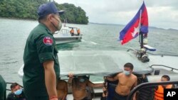 រូបឯកសារ៖ ជនជាតិ​ចិន​ចុះ​ពី​កាណូតមួយ បន្ទាប់​ពី​ត្រូវ​បាន​ជួយ​សង្គ្រោះ​ពី​ហេតុការណ៍​លិចទូក នៅ​កោះ​តាងក្នុង​ខេត្ត​ព្រះសីហនុ កាល​ពី​ថ្ងៃ​​ព្រហស្បតិ៍ ទី ២២ ខែកញ្ញា ឆ្នាំ២០២២។ (Preah Sihanouk province Authority Police via AP) 