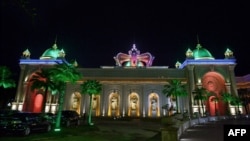 រូបឯកសារ៖ កាស៊ីណូ Kings Romans Chinese នៅ Ton Pheung ដែលជាតំបន់សេដ្ឋកិច្ចពិសេសស្ថិតនៅភាគពាយ័ព្យប្រទេសឡាវ តាមដងទន្លេមេគង្គ ត្រូវបានគេមើលឃើញនៅព្រំដែនជាមួយប្រទេសថៃ និងមីយ៉ាន់ម៉ា ថ្ងៃទី៨ ខែមេសា ឆ្នាំ២០១៥។