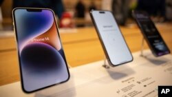 ARHIVA - Ajfon 14 u prodavnici u Njujorku