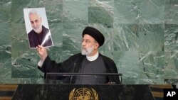 رئیسی در جریان سخنرانی خود در سازمان ملل، با عصبانیت عکس بزرگی از قاسم سلیمانی را در دست گرفت و آن را تکان داد