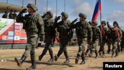 រូប​ឯកសារ៖ ទាហាន​រុស្ស៊ី​ចូល​រួម​នៅ​ក្នុង​ពិធី​បើក​សមយុទ្ធ​យោធា​ Vostok ឆ្នាំ២០២២ នៅ​តំបន់ Primorsky ​ឯ​នាយ​ភាគ​ខាង​កើត​ប្រទេស​រុស្ស៊ី កាល​ពី​ថ្ងៃ​ទី​៣១ ខែ​សីហា ឆ្នាំ​២០២២។ (រូប​ផ្តល់​ឱ្យ​ដោយ​ក្រសួង​ការពារជាតិ​រុស្ស៊ី)