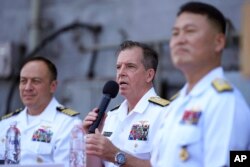 미 5항모전단의 기함인 핵 추진 항공모함 로널드 레이건호가 23일 한국 부산 작전기지에 입항한 가운데 마이클 도널리 단장(가운데)이 갑판에서 열린 기자회견에서 발언하고 있다.
