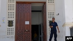 Selon des médias locaux, la fiancée, âgée d'une vingtaine d'années, a avoué le meurtre avec la complicité des deux autres suspects arrêtés.