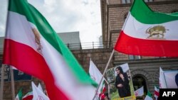 지난해 9월 스웨덴 수도 스톡홀름 시내 의사당 앞에서 이란 여성 마흐사 아미니 씨 사망 사건 항의 시위가 벌어지고 있다. (자료사진)