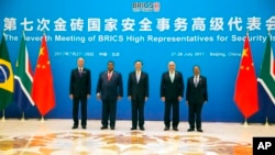 资料照：俄罗斯总统普京的亲信之一、俄罗斯联邦安全会议秘书尼古拉∙帕特鲁舍夫（Nikolay Patrushev）(左一）和中共中央政治局委员、中央外事办公室主任杨洁篪（中）出席了2017年7月28日在北京召开的“第七次金砖国家安全事务高级代表会议。 