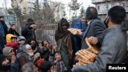 Ocharchilik domidagi aholiga non tarqatilmoqda. Kobul, 31-yanvar, 2022.