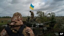 ទាហាន​អ៊ុយក្រែន​ឈរ​លើ​រថក្រោះ​របស់​រុស្ស៊ី​ដែល​ត្រូវ​បាន​បំផ្លាញ នៅ​តំបន់​ Kharkiv ក្នុង​ប្រទេស​អ៊ុយក្រែន​ ជិត​ព្រំដែន​រុស្ស៊ី កាល​ពី​ថ្ងៃ​ទី​១៩ ខែ​កញ្ញា ឆ្នាំ ២០២២។