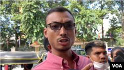 រូបឯកសារ៖ លោក ធែល ធីលែន និយាយ​ទៅ​កាន់​អ្នក​សារព័ត៌មាន​នៅ​ខាង​មុខ​ក្រសួង​មហាផ្ទៃ​​ បន្ទាប់ពីបាន​ដាក់​ញត្តិ​​ នៅថ្ងៃ​ទី​១៩ ខែ​កញ្ញា ឆ្នាំ​២០២២។ (កាន់ វិច្ឆិកា/វីអូអេ)