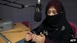 Radio voditeljkla Šukria Vali čita vesti na radio stanici Merman u Kandaharu 29. septembra 2020. 
