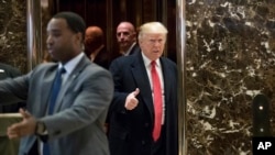 ប្រធានាធិបតី​ជាប់​ឆ្នោត​អាមេរិក លោក ដូណាល់​ ត្រាំ នៅ​ខណៈ​លោក​មក​ដល់​អាគារ Trump Tower នៅ​បុរីញូវយ៉ក កាល​ពីថ្ងៃទី៦ ខែ​ធ្នូ។