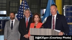 美国移民和海关执法局代理局长莱昂斯和联邦地区检察官皮罗等官员在德克萨斯州休斯顿附近的帕萨迪纳举行记者会，谈论当局缴获的从中国运往墨西哥贩毒集团的大批毒品前体。(2025年9月3日)