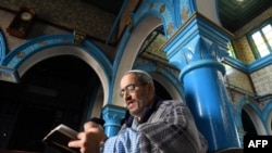 Des juifs lors du pèlerinage annuel de Ghriba, sur l'île tunisienne de Djerba, le 2 mai 2018.