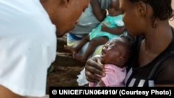 Session de vaccination de la rougeole et de la polio dans un quartier de Kabea Kamwanga, une petite ville située à 70 km au nord-ouest de Mbuji-mayi, en RDC le 20 mai 2017.