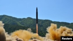 Peluncuran rudal Korut, Hwasong-14, dalam foto yang dirilis oleh KCNA di Pyongyang, 5 JUli 2017.