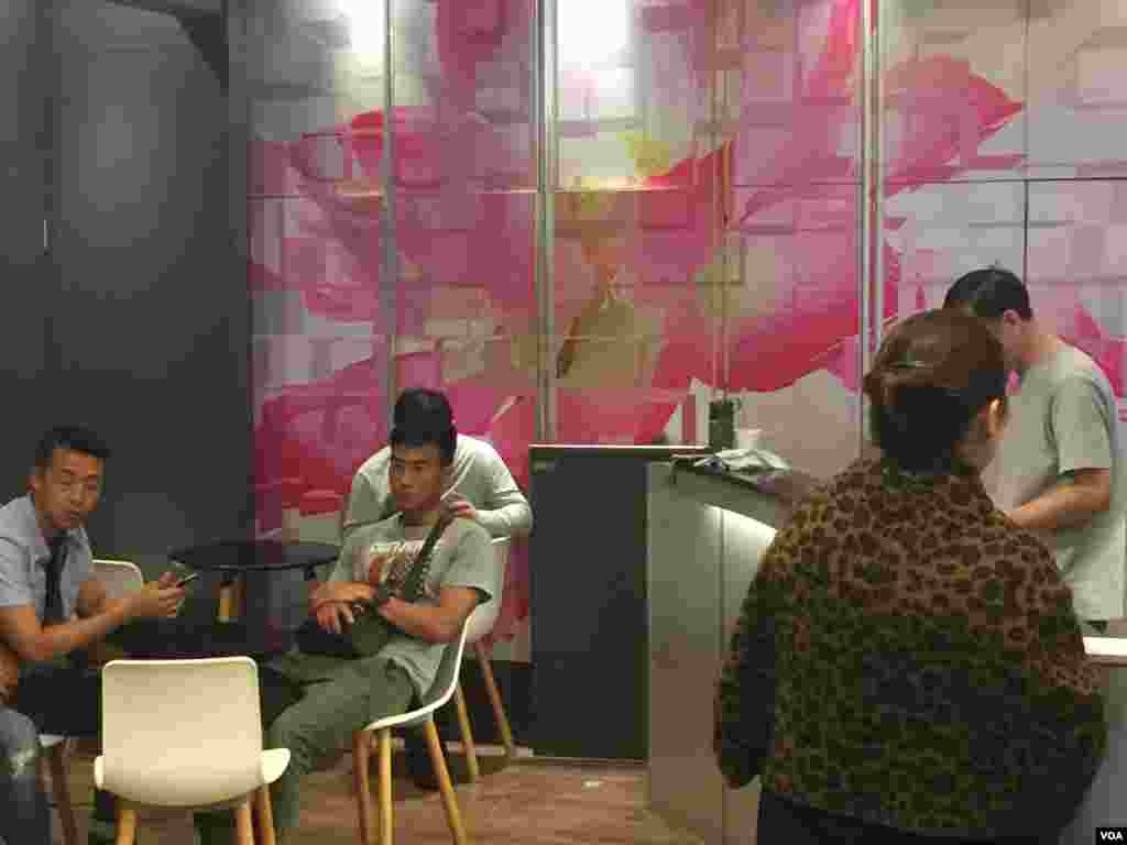  朝鲜＂脱北者＂滞留韩国驻港总领馆（美国之音海彦拍摄） 