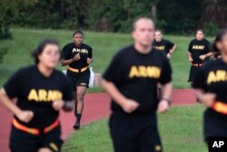 육군 신병 훈련에서 신병들이 달리기 훈련을 하고 있는 모습.