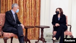 Wapres AS Kamala Harris dan PM Singapura Lee Hsien Loong dalam pertemuan di Singapura, 23 Agustus 2021. (REUTERS/Evelyn Hockstein/Pool)