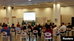 香港市民在其中一個疫苗接种中心等候接种科兴新冠疫苗（2021年2月26日）