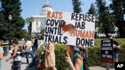 ក្រុមអ្នកតវ៉ា ប្រឆាំងនឹង​ការតម្រូវ​ឲ្យ​ចាក់​វ៉ាក់សាំង​បង្ការ​ជំងឺ​កូវីដ១៩ បាន​ដើរ​កាត់​វិមាន​​សភា​រដ្ឋ​នៅ​ទីក្រុង Sacramento រដ្ឋកាលីហ្វ័រញ៉ា កាលពី​ថ្ងៃទី៨ ខែកញ្ញា ឆ្នាំ២០២១។