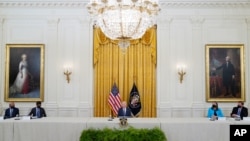 조 바이든(가운데) 미국 대통령이 지난 8월 백악관에서 주요 기술기업 대표들과 사이버안보 증진 방안 등을 논의하고 있다. 