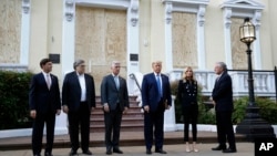 Presiden Donald Trump bersama Menteri Pertahanan Mark Esper, Jaksa Agung William Barr dan para pejabat lainnya berfoto di depan Gereja St. John, di Washington, 1 Juni 2020. 