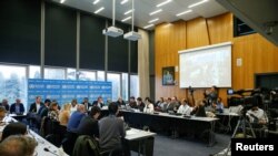 Bokutani ya ba experts ya bokolongono na ndako ya Mabongisi ya molongo mpo na bokolongono (OMS) na Genève, Suisse, 11 février 2020.