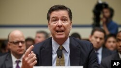 នាយក​នៃ​ទីភ្នាក់ងារ​ស៊ើប​អង្កេត​​​ FBI លោក James Comey កាល​ពី​ខែ​កក្កដា បាន​ថ្លែង​ថាលោក​ស្រី​ Clinton គ្មាន​ទោស​រឿង​ប្រើ​អ៊ីម៉ែល​ឯកជន។ 