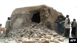 រូបភាព​ឯកសារ៖ នេះ​ជា​ទិដ្ឋភាព​ដែល​ត្រូវ​បាន​ថត​កាល​ពីថ្ងៃទី​១ កក្កដា ២០១២ បង្ហាញ​ពី​ជន​សកម្ម​ប្រយុទ្ធ​ឥស្លាម​កំពុង​កំទិច​ទីសក្ការៈបូជា​បុរាណ​នៅ​ Timbuktu។