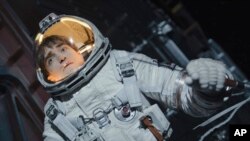 ภาพจากฉากหนึ่งของภาพยนตร์ Mickey 17 ที่นำแสดงโดย โรเบิร์ต แพตติสัน จากค่ายวอร์เนอร์บราเธอร์ส