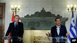Perdana Menteri Yunani Alexis Tsipras (kanan) berbicara dalam konferensi pers bersama dengan Presiden Turki Recep Tayyip Erdogan, di Maximos Mansion, Athena, 7 Desember 2017. (Foto: dok).