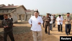 Pemimpin Tertinggi Korea Utara, Kim Jong-un saat meninjau Peternakan Ayam Kwangchon yang sedang dibangun, dalam foto yang dirilis 19 Juli 2020 oleh Kantor Berita Pusat Korea Utara (KCNA) di Pyongyang. (KCNA via REUTERS)